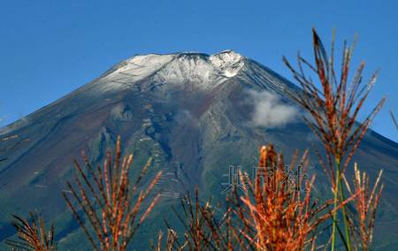 日本富士山山顶出现积雪比去年早12天(图)