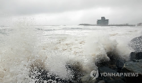 台风“三巴”接近韩国多地降暴雨数万家庭停电