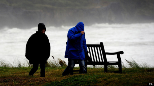 强降雨袭击英国多地一女子被树枝击中身亡(图)