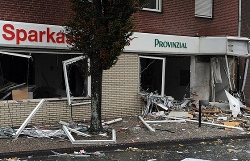 劫匪欲炸开银行门抢钱爆炸太猛现场成废墟(图)