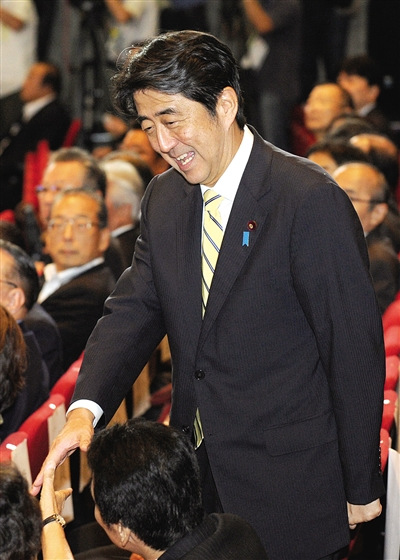 安倍晋三任日本自民党新党首重申“守护领土”