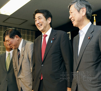 ��ý�ư�������������ӥ������Ը�������չ�ϵ