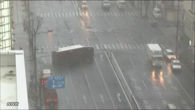 台风致日本冲绳近5万户停电吹翻多辆汽车(图)