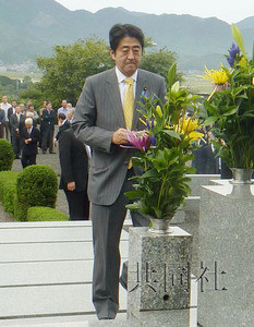 日自民党总裁安倍晋三在亡父墓前誓言夺回政权