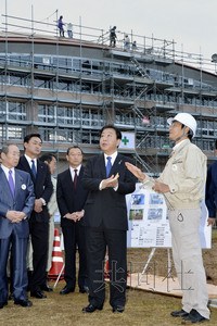 日本首相视察福岛核电站厂房重现海啸来袭场景