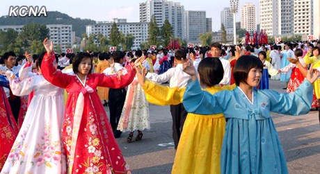 朝鲜学生举行舞会纪念金正日将拥护金正恩领导