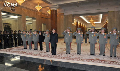 金正恩凌晨参谒太阳宫向金日成金正日表敬意