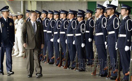 日本防卫相视察地震灾区航空自卫队基地(图)