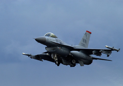 2架美军F-16战机降落日本民用机场日媒称罕见