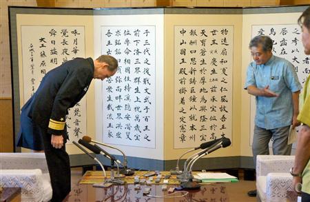 美军少将访问冲绳县就士兵强奸女性事件谢罪