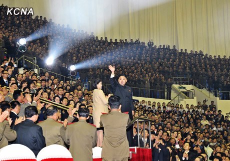 金正恩携夫人李雪主出席观看朝鲜乐团演出(图)