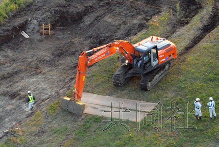 日本仙台机场恢复通航用钢筋水泥围堵美军哑弹