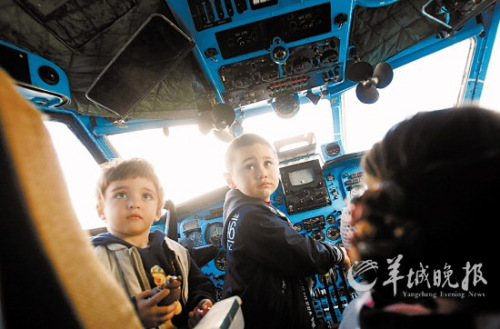 老旧飞机变身幼儿园驾驶舱仪器成儿童游戏道具