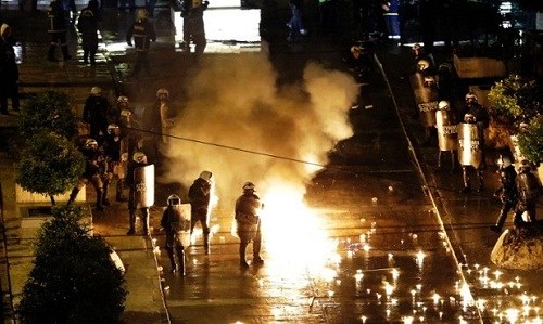 希腊通过财政紧缩案数万民众抗议爆发冲突(图)