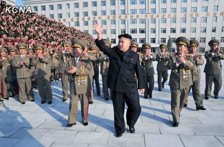 金正恩赴朝鲜安全保卫部兑现承诺与战士合影