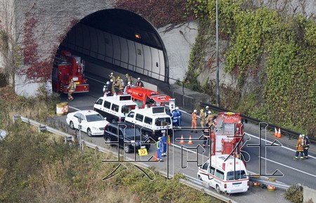 日本高速公路隧道崩塌2人受伤7人或被困(图)