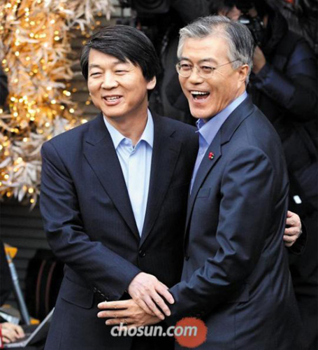 安哲秀与文在寅握手言欢称大选结束后继续联系