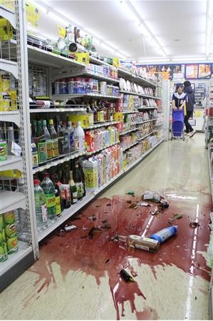 日本茨城县震感强烈便利店商品散落一地（图）