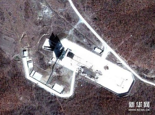 朝称卫星发射成功平壤大剧院演员跳舞庆祝(图)