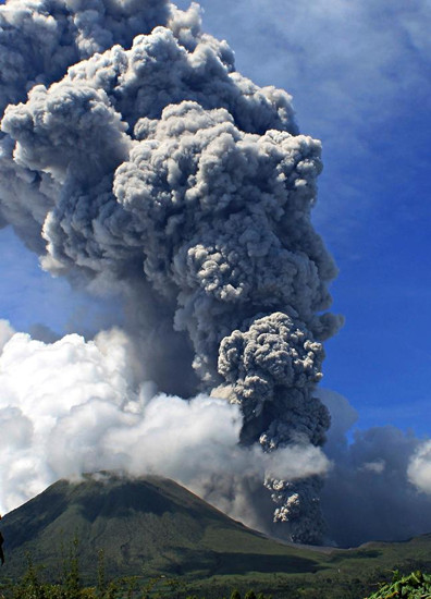 印尼洛孔火山喷发火山灰升至3000米高空(图)