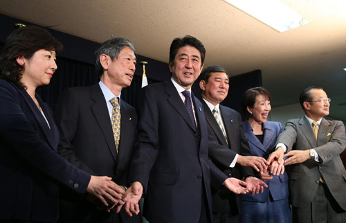 日媒称安倍组建内阁师从小泉委以对手棘手重任