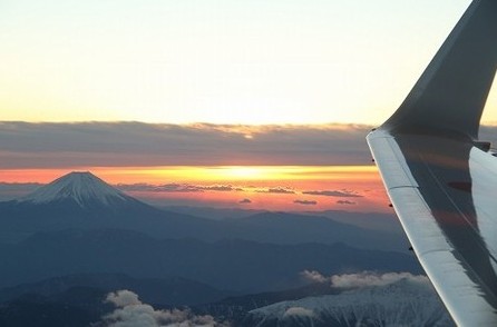 日航社长驾机带百名乘客观富士山新年日出(图)