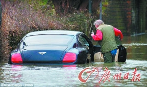 英国老翁中彩票后购买豪车不料车惨遭水淹（图）