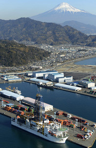 日本深海探测船近期将试开采海底可燃冰(图)