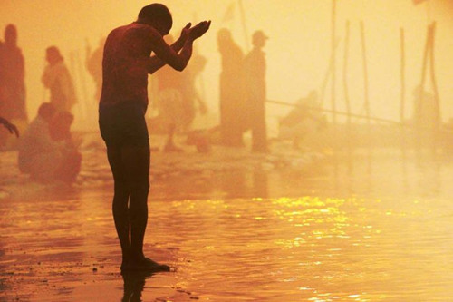 印度举办最大宗教庆典 朝圣者涌入恒河沐浴(图)