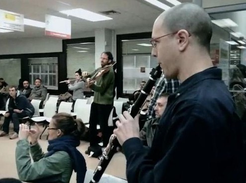 西班牙快闪族演披头士乐曲反映失业问题受欢迎