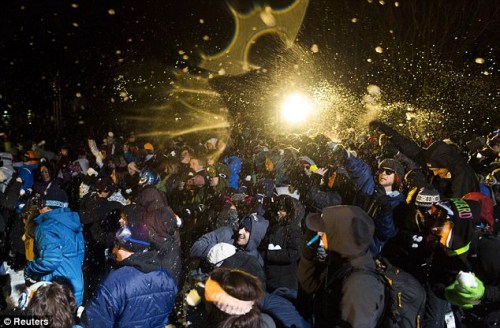 美国5834人雪球大战刷新吉尼斯世界纪录(组图)
