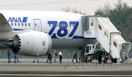 全日空波音787冒烟迫降事故原因或为电池(图)