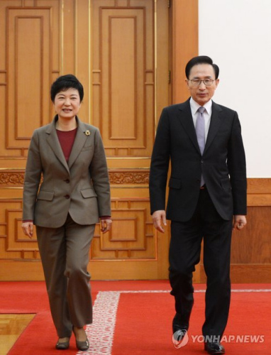 李明博与朴槿惠将于2月25日零时正式交接权力