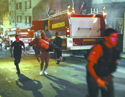 巴西夜店大火233人亡当地市政府拟全城降半旗