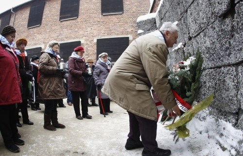 欧洲多国缅怀大屠杀受难者贝卢斯科尼唱反调