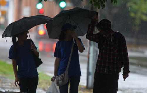 澳洲东北部强降雨引洪灾4人死数千人疏散(图)
