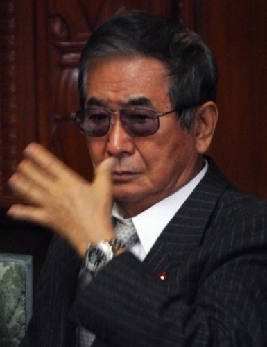 石原慎太郎戴墨镜现身议院神似“黑社会”(图)