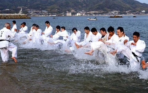 日本山口县警察首次冬训赤膊泡冰冷海水中(图)
