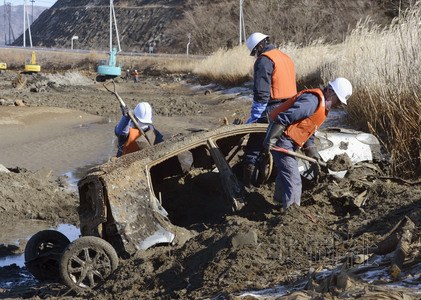 日本石卷市截断河流搜寻因东日本大地震失踪者