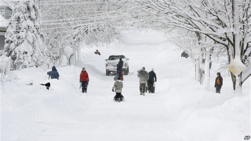 美国东北部逐渐从雪灾中恢复数十万人仍断电