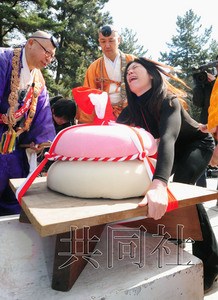 日本办年糕大力士比赛女子搬动90公斤重大年糕