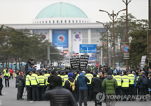 韩国部分市民团体举行示威反对朴槿惠就职仪式