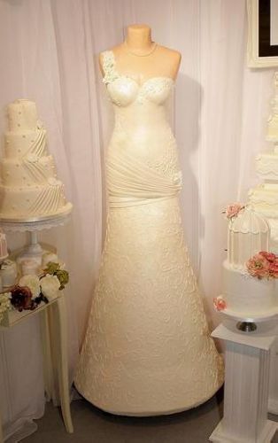英女童设计出真人大小婚纱蛋糕价值6000镑(图)
