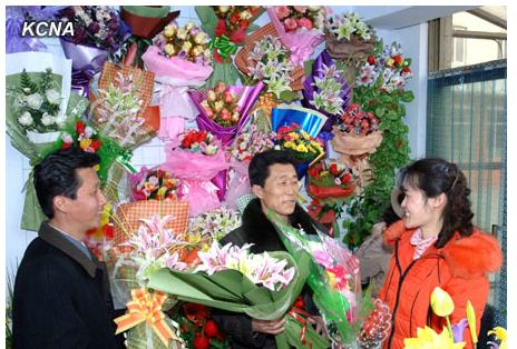 朝鲜首庆妇女节众多妇女向金日成铜像鞠躬献花