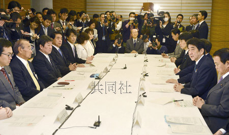 安倍表示将努力减轻美军基地对冲绳负担(图)