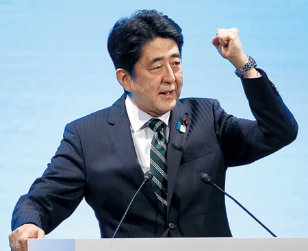日本自民党推修宪强兵安倍被鼓动参拜靖国神社