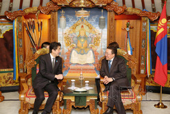安倍与蒙古总理会谈将就资源开发强化合作(图)