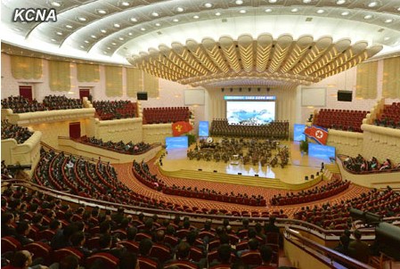 朝最高人民会议议员观看功勋国家合唱团演出(图)