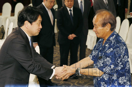 日本防卫相赴冲绳向当地说明美军设施归还计划