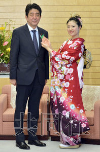 安倍戴绿羽毛会见“樱花公主”向其搭话(图)